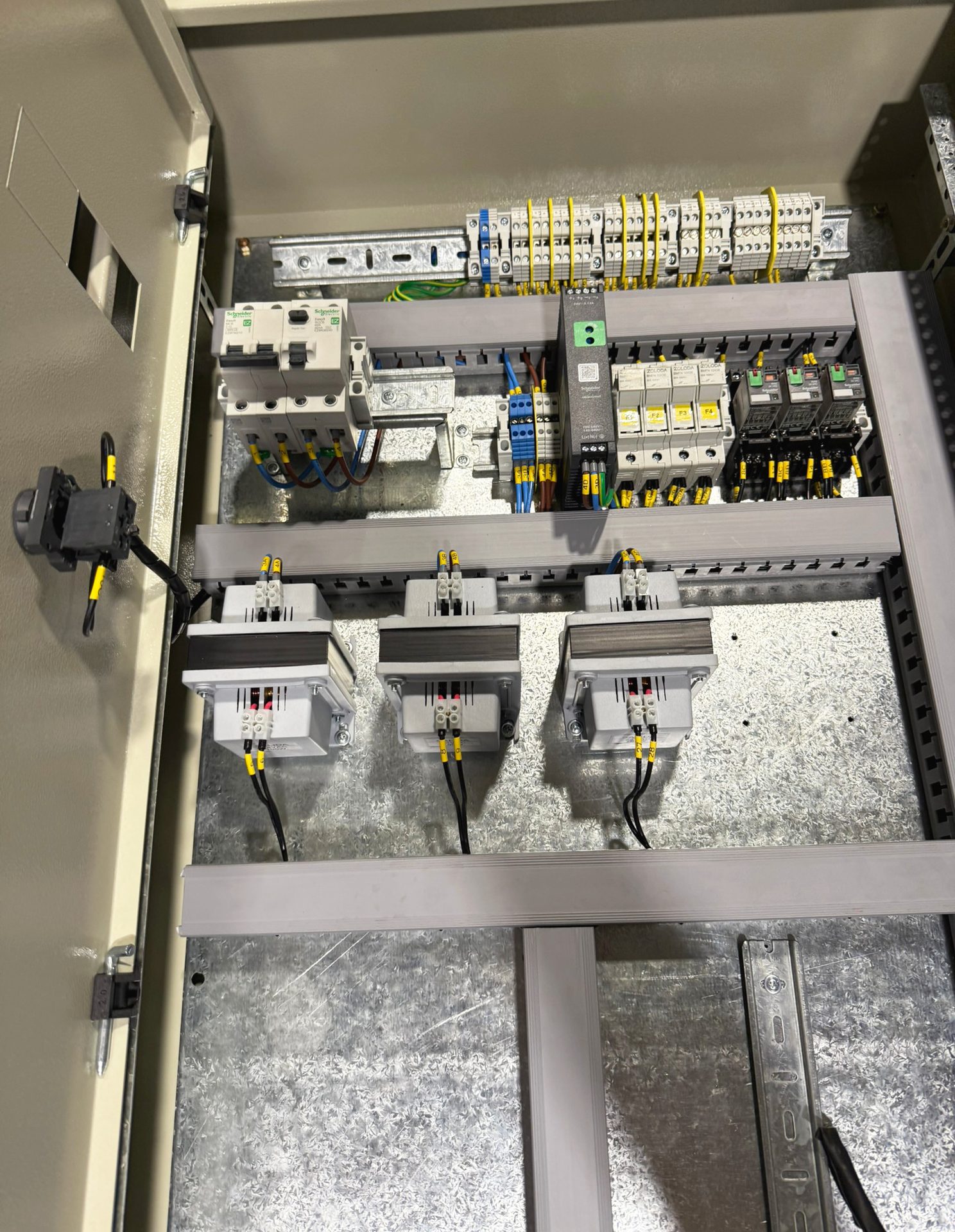 BP Instalaciones — caja DIN Artear 4