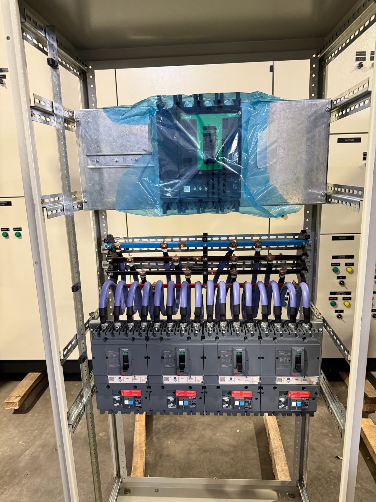 Log in Farma — interruptor principal Schneider ComPacT y salidas EasyPact