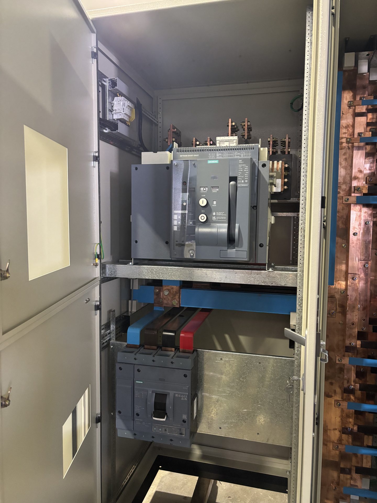 Cer&aacute;mica Lourdes — TGBT, gabinetes instalados en planta