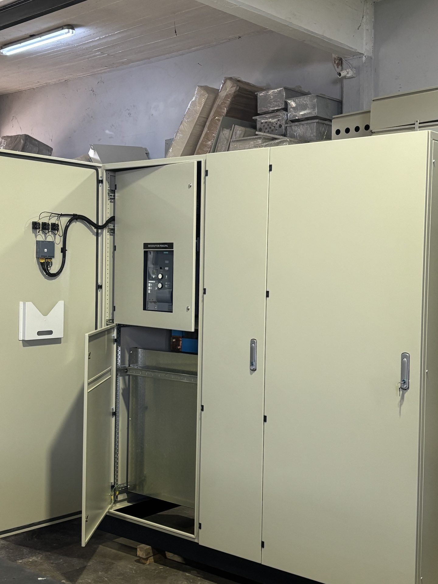Cer&aacute;mica Lourdes — interruptor Siemens y seccionamiento