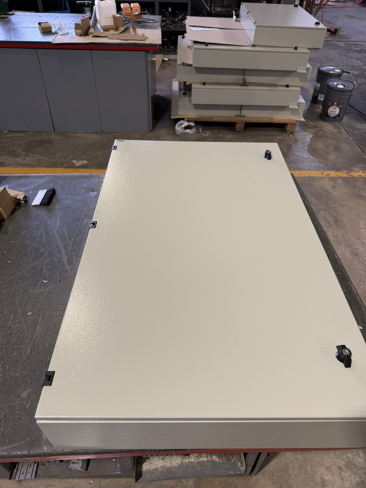 Synergia — gabinete abierto, interior galvanizado